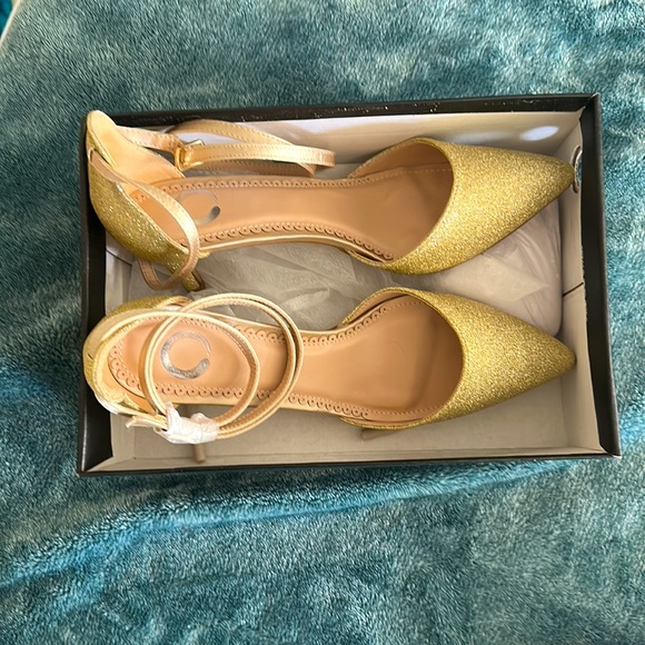 GOLDEN PUMPS BRAND NEW UNWORN UNTOUCHED - Picture 2 of 2